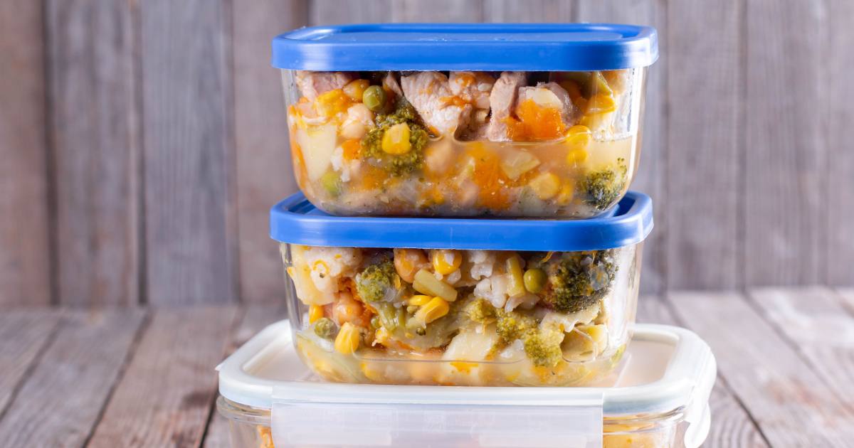 Katerih živil ni priporočljivo hraniti v plastičnih posodah